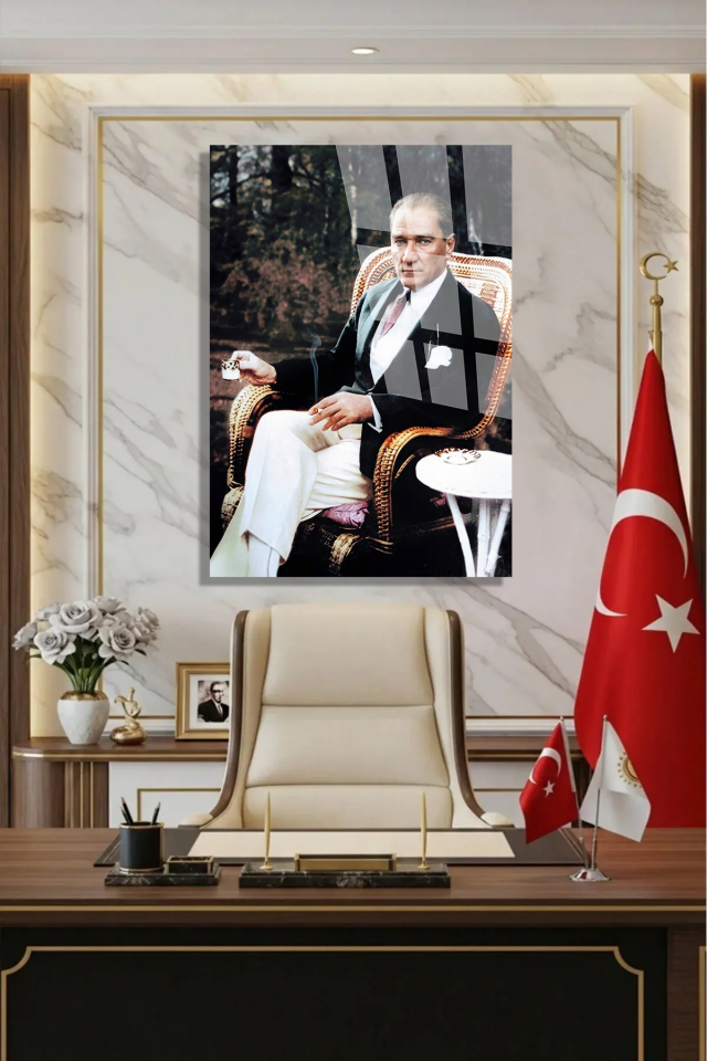 KIRILMAZ CAM TABLO ATATÜRK KOLTUKTA OTURAN İKONİK PORTRE OFİS DEKORU