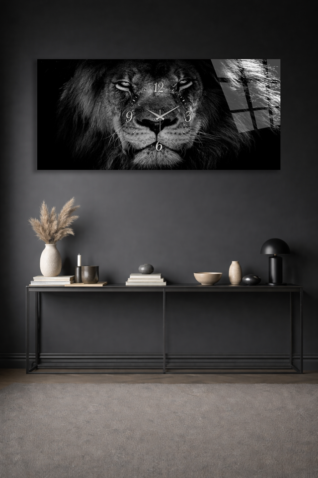 KIRILMAZ CAM DUVAR SAATİ , HEM TABLO HEM SAAT ASLAN FİGÜRLÜ SİYAH BEYAZ TASARIM EV OFİS HEDİYESİ