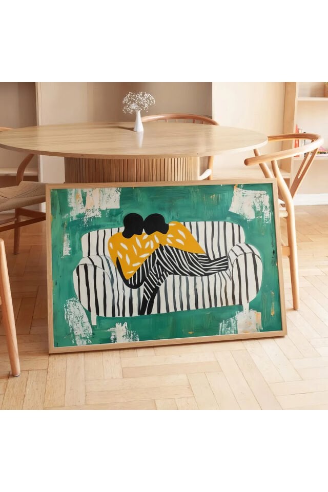 DOĞAL AHŞAP - Kanepede romantik çift baskısı Ahşap Çerçeveli Yatak Odası Duvar Tablosu