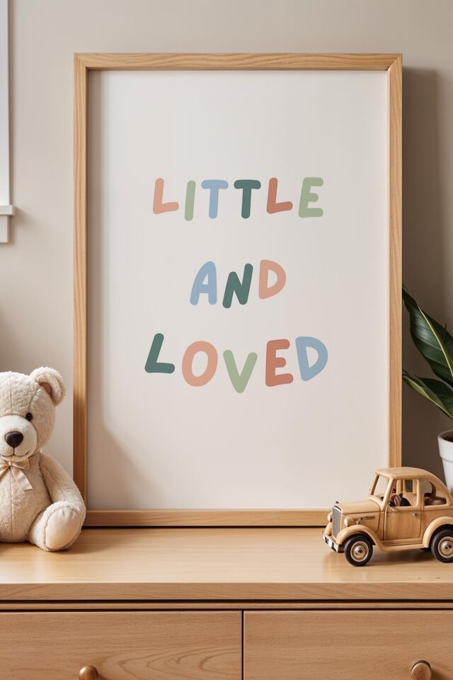 DOĞAL AHŞAP - Küçük Ve Sevilen Yazılı Çocuk Odası Ahşap Çerçeveli Duvar Tablosu