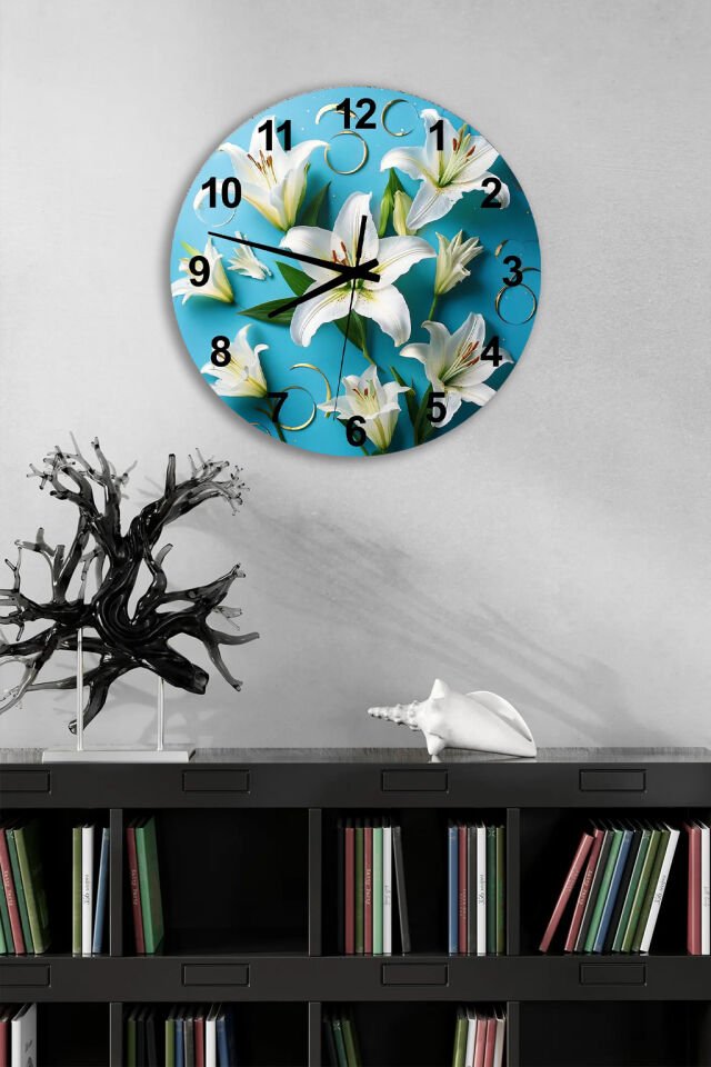 KIRILMAZ CAM DUVAR SAATİ, HEM TABLO HEM SAAT MAVİ ZEMİN BEYAZ ZAMBAK ÇİÇEK TASARIM EV OFİS HEDİYESİ